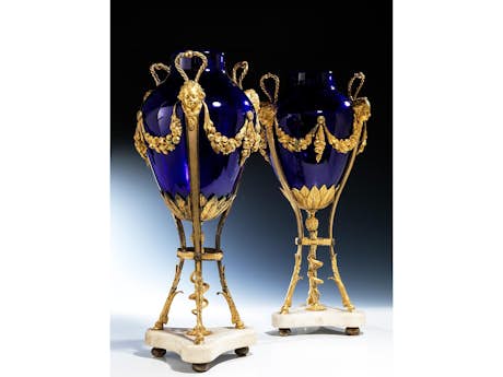 Paar Louis XVI-Vasen mit blauen Glaseinsätzen